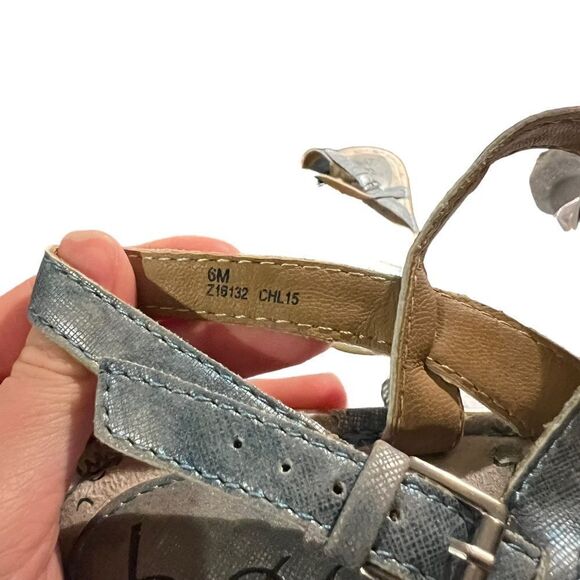 B.o.c blue metallic strapy sandals. Size 6 - Picture 3 of 7